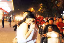 Mốt chụp ảnh cưới tối giữa lòng Thủ đô