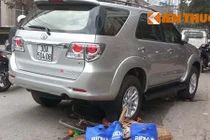 Xế hộp chèn nát chân người phụ nữ bán hàng rong