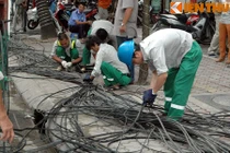 Hà Nội khai tử “rác trời”, dân đồng nát đua nhau nhặt nhạnh