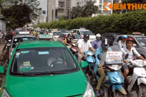 Cảnh biển người ùn ùn kéo về Thủ đô sau nghỉ lễ