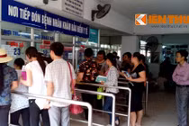 Thanh niên ngáo đá đập phá BV Nhi Trung ương