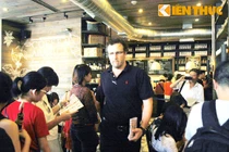 Xếp hàng mua cà phê ở quán Starbucks đầu tiên Hà Nội