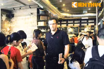 Xếp hàng mua cà phê ở quán Starbucks đầu tiên Hà Nội