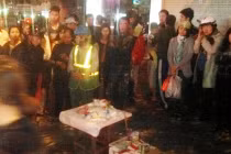 Tìm thấy hài nhi trong thùng rác gói trong túi nilon