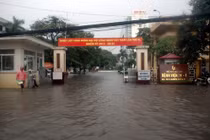 Bệnh viện, công sở ngập sâu trong nước