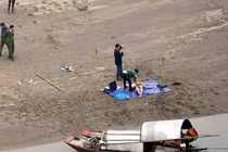 Xác chết nổi ở chân cầu Vĩnh Tuy