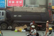 Chở em đi ôn thi ĐH, đứng chờ đèn xanh bị xe tải đâm tử vong
