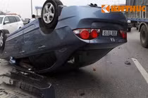 Đâm vào xe container, Honda Civic "chổng vó" lên trời