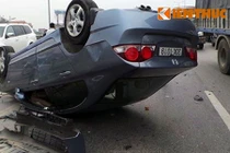 Đâm vào xe container, Honda Civic "chổng vó" lên trời