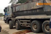 Thiếu nữ kêu cứu thảm thiết dưới gầm xe tải