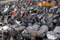 Hàng trăm xe máy bị "vứt" làm sắt vụn giữa Thủ đô