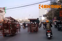 Hoảng hồn cảnh “khủng long” tấn công Thủ đô