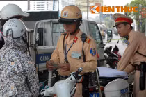 “Chưa có máy xác định mũ bảo hiểm rởm hay thật, khó xử lý“