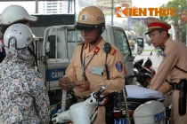 “Chưa có máy xác định mũ bảo hiểm rởm hay thật, khó xử lý“