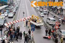 Ô tô biển xanh “húc bay” rào chắn cầu vượt 