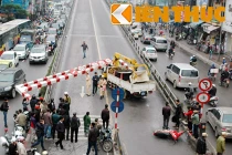 Ô tô biển xanh “húc bay” rào chắn cầu vượt 