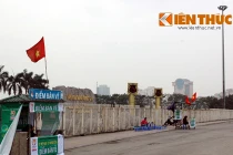 Vêu mặt chờ khách mua vé trận tuyển Việt Nam - Hồng Kông