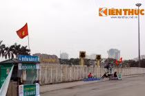 Vêu mặt chờ khách mua vé trận tuyển Việt Nam - Hồng Kông