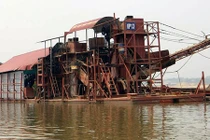 Hơn 60 cảnh sát tóm 4 tàu cát tặc trên sông Hồng