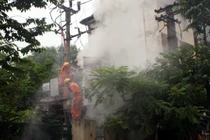 Hà Nội: Trạm biến áp cạnh cây xăng phát nổ, bốc cháy