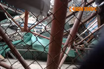 Sập giàn giáo đường sắt trên cao, đè bẹp taxi ở Hà Nội