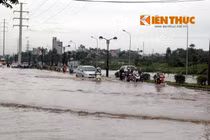 Hà Nội lại “lụt”, xe chết máy la liệt giữa đường