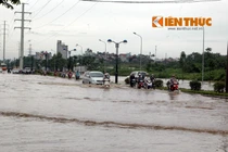Hà Nội lại “lụt”, xe chết máy la liệt giữa đường