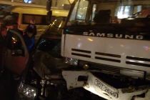 Xe con “đóng đinh” ô tô tải, hai người nhập viện