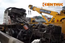 Container húc mạnh vào thành cầu, đầu xe vỡ vụn, bay lên thùng 