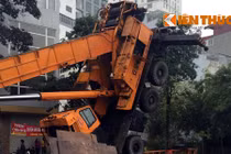 Rùng mình chứng kiến xe cẩu lăn kềnh trên đường Thủ đô