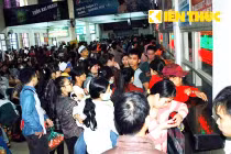 Dòng người đội mưa ùn ùn rời Thủ đô về nghỉ lễ