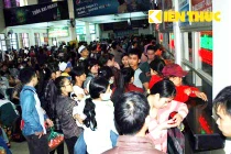 Dòng người đội mưa ùn ùn rời Thủ đô về nghỉ lễ