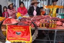 Xẻ thịt trâu chọi vô địch, bán đắt 2-3 triệu đồng/kg