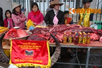 Xẻ thịt trâu chọi vô địch, bán đắt 2-3 triệu đồng/kg