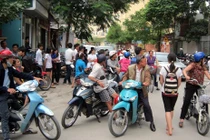 Leo lên tầng 5 sửa phao nước bị điện giật tử vong