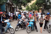 Leo lên tầng 5 sửa phao nước bị điện giật tử vong