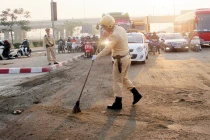 Xem CSGT Thủ đô làm lao công trong giá lạnh 