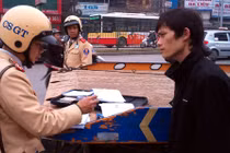 Cấm CSGT “vẫy xe” xem giấy tờ qua loa