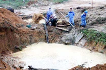 Cận cảnh vỡ đường ống khiến 70.000 hộ dân mất nước