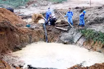 Cận cảnh vỡ đường ống khiến 70.000 hộ dân mất nước