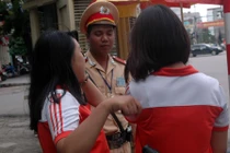 Học sinh “đầu trần” đi xe đạp điện: CSGT khó xử