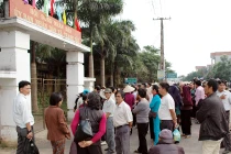 Bị UBND triệu tập vì chữa bệnh bằng hát, bắt tay