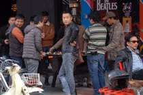 Phong toả Zone 9, các cửa hàng rậm rịch dọn đồ