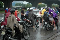 Dòng người “đội mưa”... ùn ùn đổ về Thủ đô