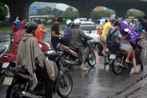 Dòng người “đội mưa”... ùn ùn đổ về Thủ đô