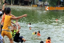 Trẻ em Hà Nội đùa giỡn với hà bá 