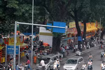  Quầy bánh trung thu chiếm vỉa hè, ai cấp phép?