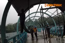 Cảnh tháo bỏ cầu vượt đi bộ giữa lòng Thủ đô