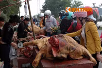 Xem cảnh mổ bê ngay giữa chợ đông người