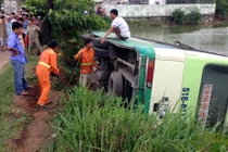 TP.HCM: Xe buýt mất lái lao xuống ao